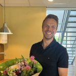 Ruben Lei met bos bloemen